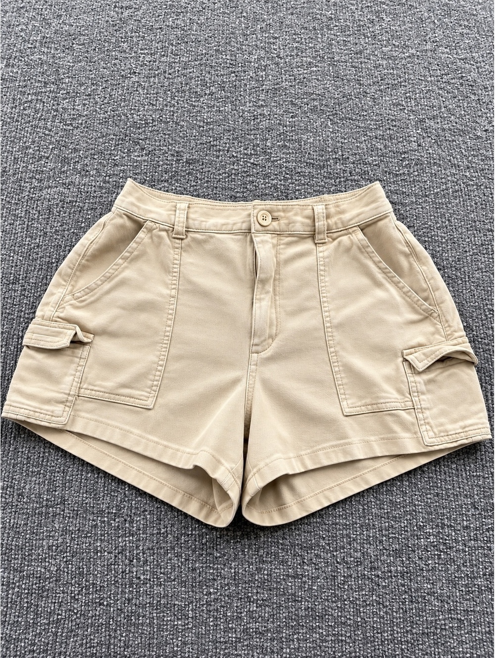 Hollister Ultra High-Rise Soft Cargo Shorts in Beige - Size S